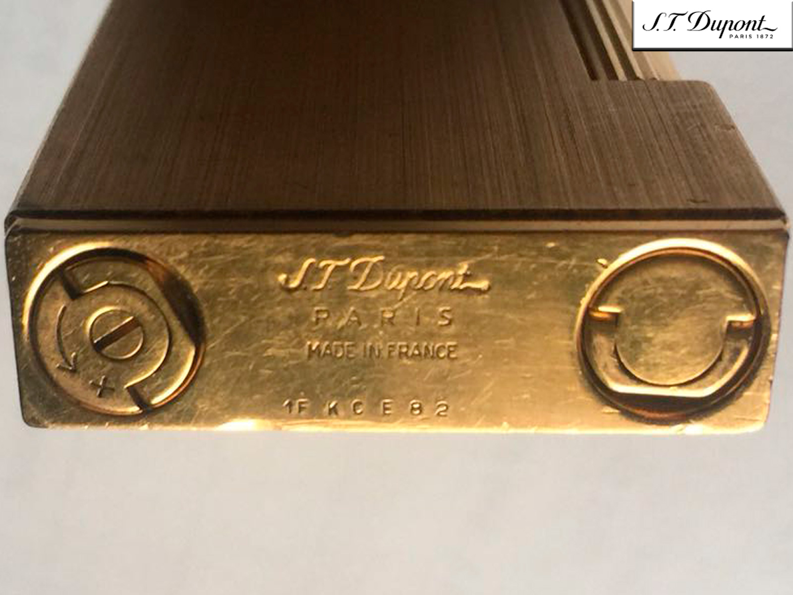 S. T. Dupont 1FKCE82 Gold Lighter.Used.  www.a2900.com  a2900 store Online. Canada. USA. S. T. Dupont 1FKCE82 Запальничка золота. Що була у використанні. S. T. Dupont 1FKCE82 Зажигалка золотая. Бывшая в употреблении. 