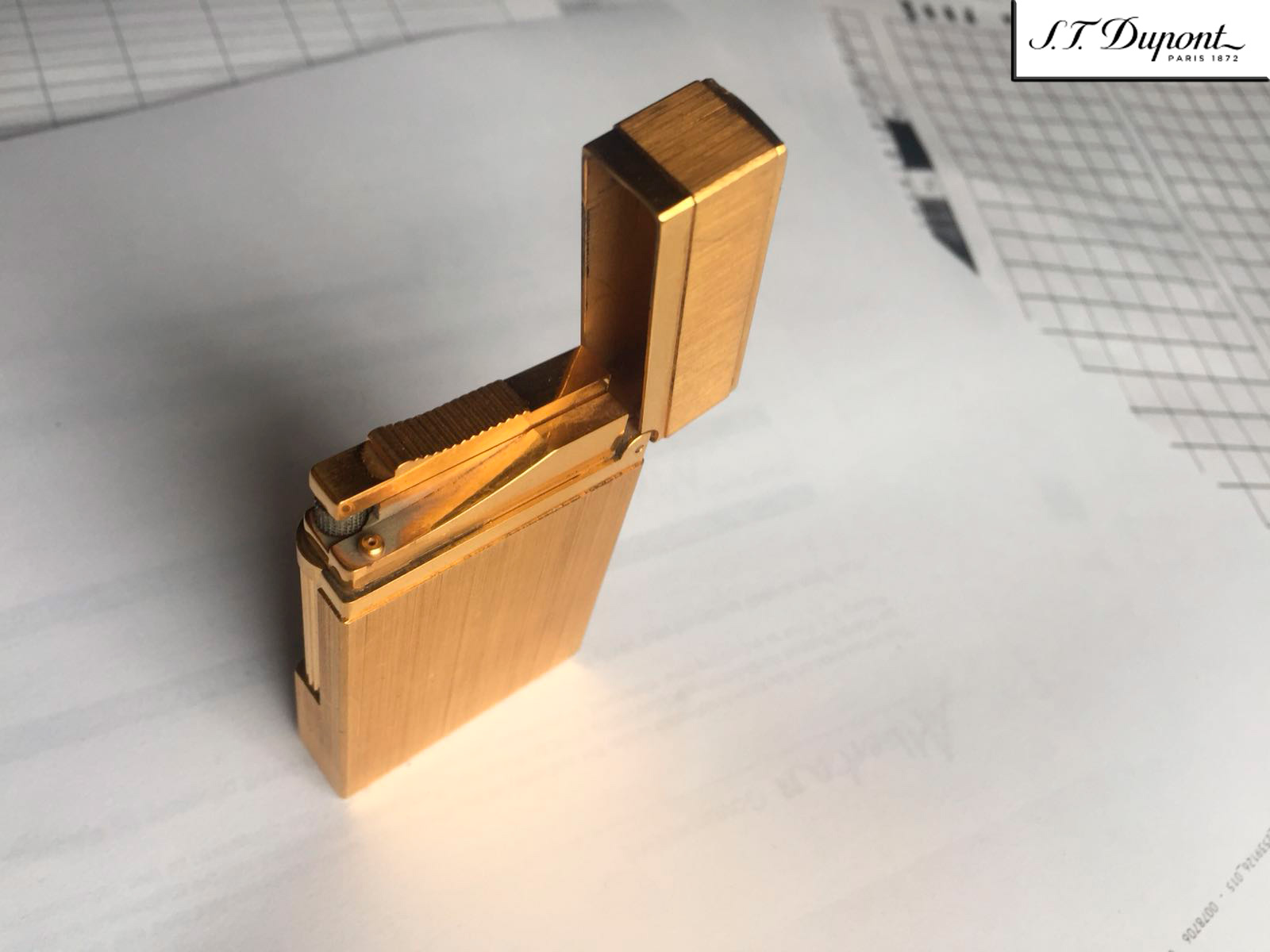 S. T. Dupont 1FKCE82 Gold Lighter.Used.  www.a2900.com  a2900 store Online. Canada. USA. S. T. Dupont 1FKCE82 Запальничка золота. Що була у використанні. S. T. Dupont 1FKCE82 Зажигалка золотая. Бывшая в употреблении. 