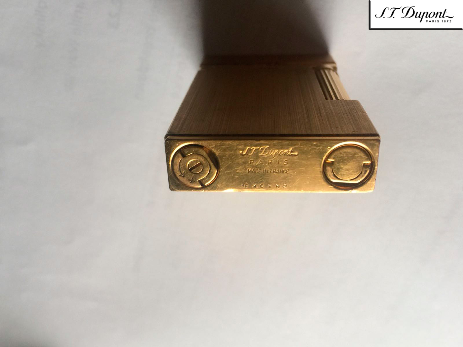 S. T. Dupont 1FKCE82 Gold Lighter.Used.  www.a2900.com  a2900 store Online. Canada. USA. S. T. Dupont 1FKCE82 Запальничка золота. Що була у використанні. S. T. Dupont 1FKCE82 Зажигалка золотая. Бывшая в употреблении. 
